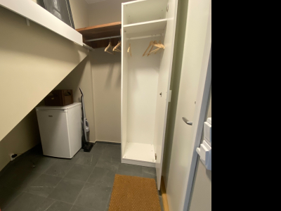 Interiör - Innanför entrén finns klädhängare, en hög garderob frys, samt plats för förvaring.