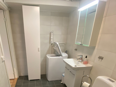 Interiör - Tvättmaskin och garderob